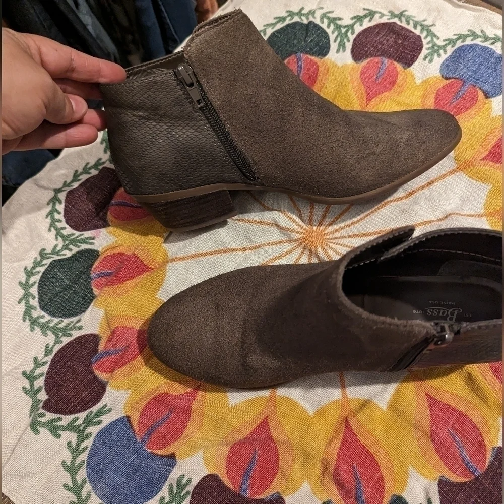 G.H Bass and Co‎ size 7 suede booties